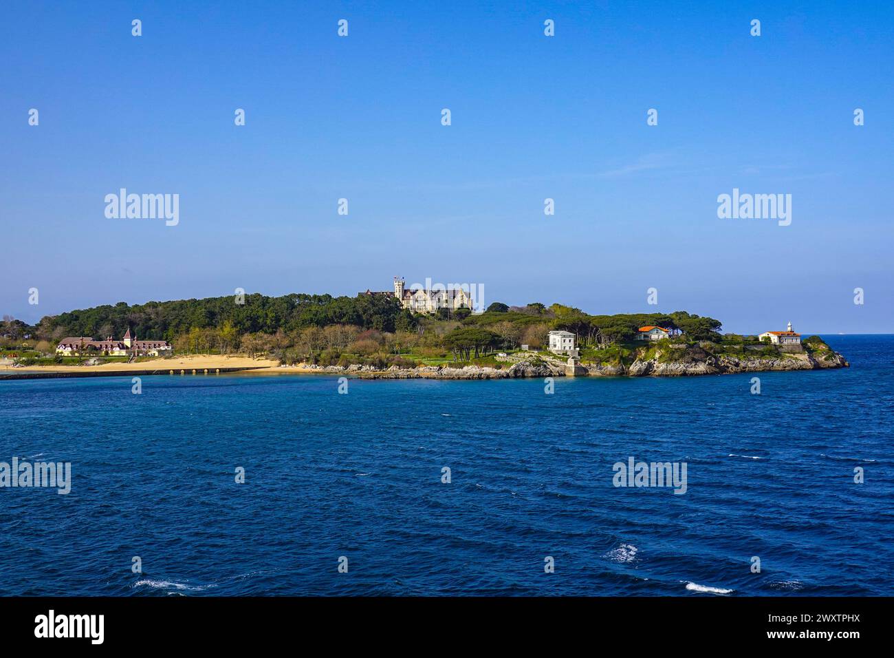 Bateau de pêche avec mouettes naviguant devant le Palacio de la Magdalena, Magdalena Palace, Santander, ville portuaire en Cantabrie, Nord de l'Espagne Banque D'Images