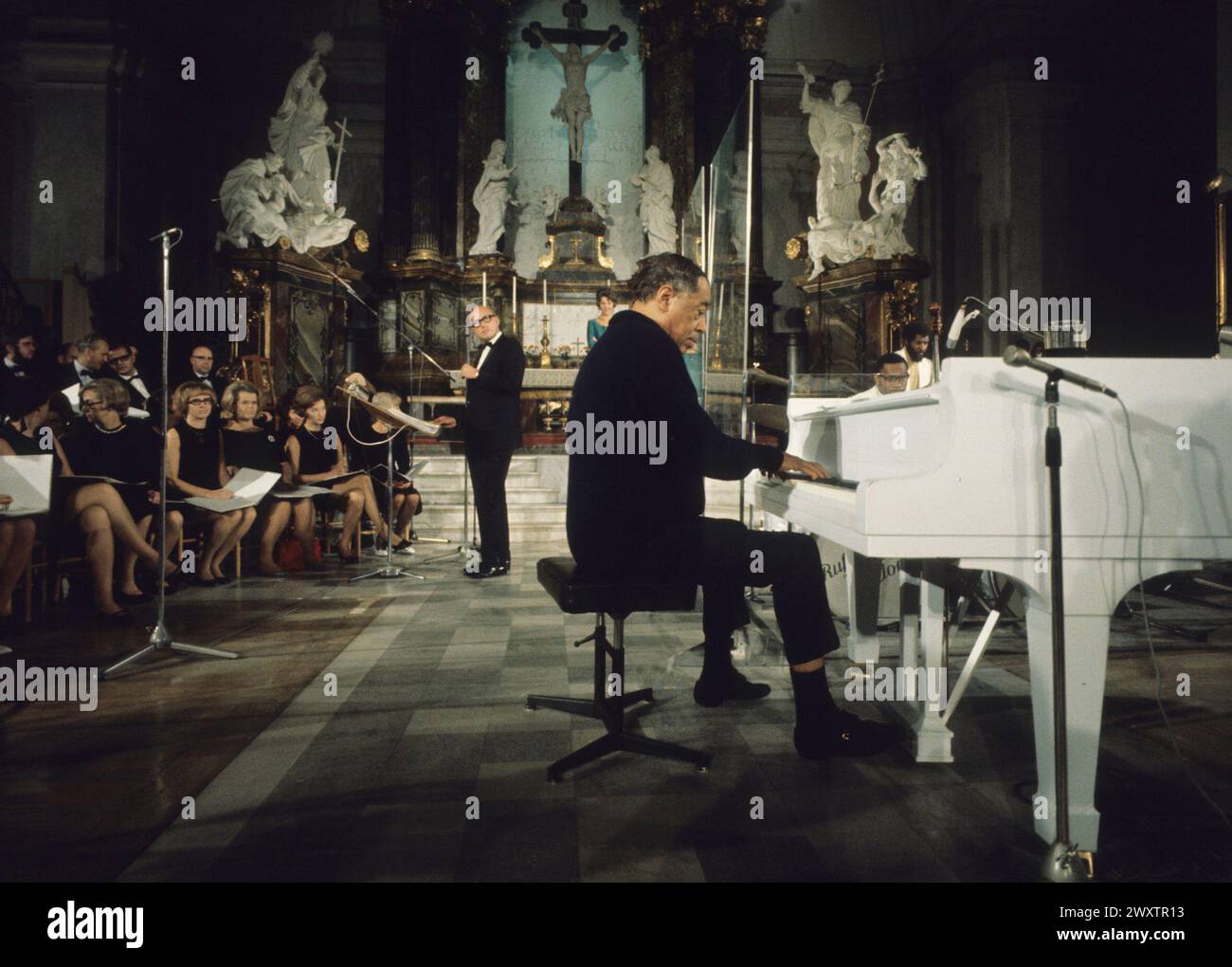 DUKE ELLINGTON et Alice Babs Sjšblom font un enregistrement télévisé et un concert à l'église Gustav Vasa de Stockholm Banque D'Images