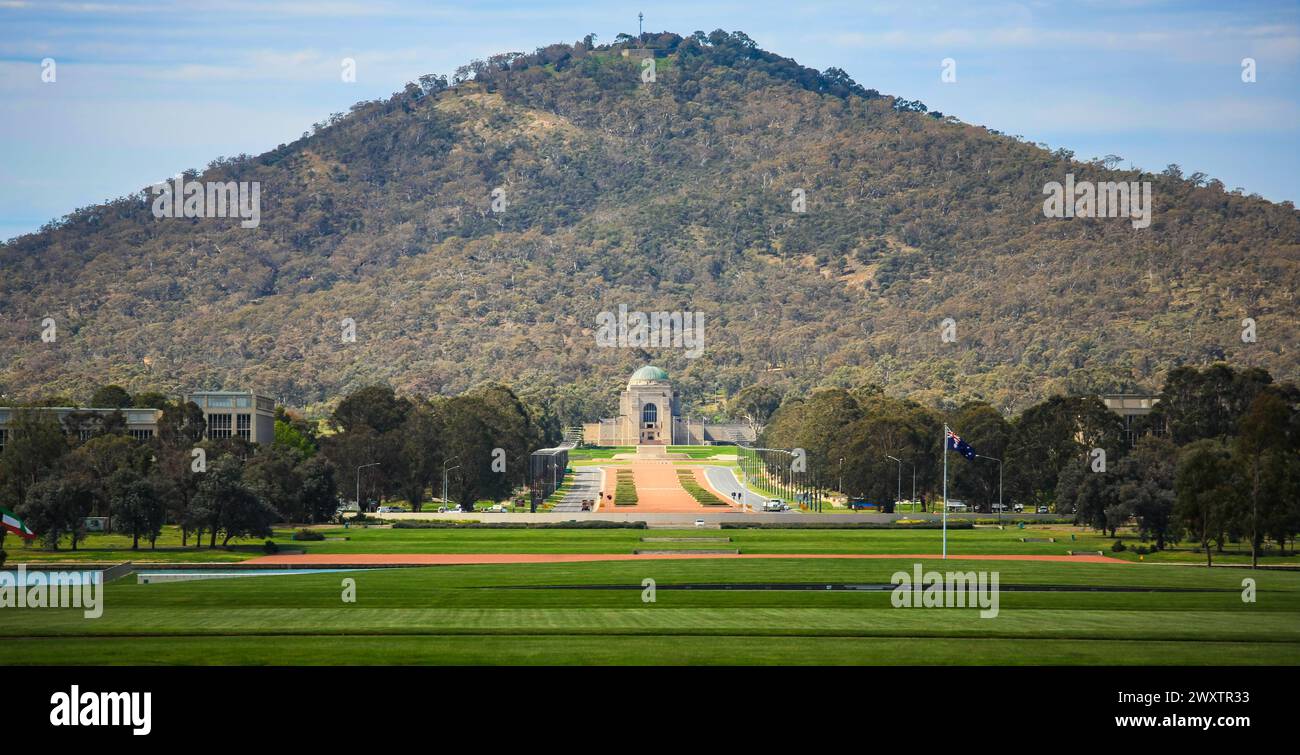 Anzac Parade, Mémorial australien de la guerre et Mont Ainslie, Canberra, Australie. Banque D'Images