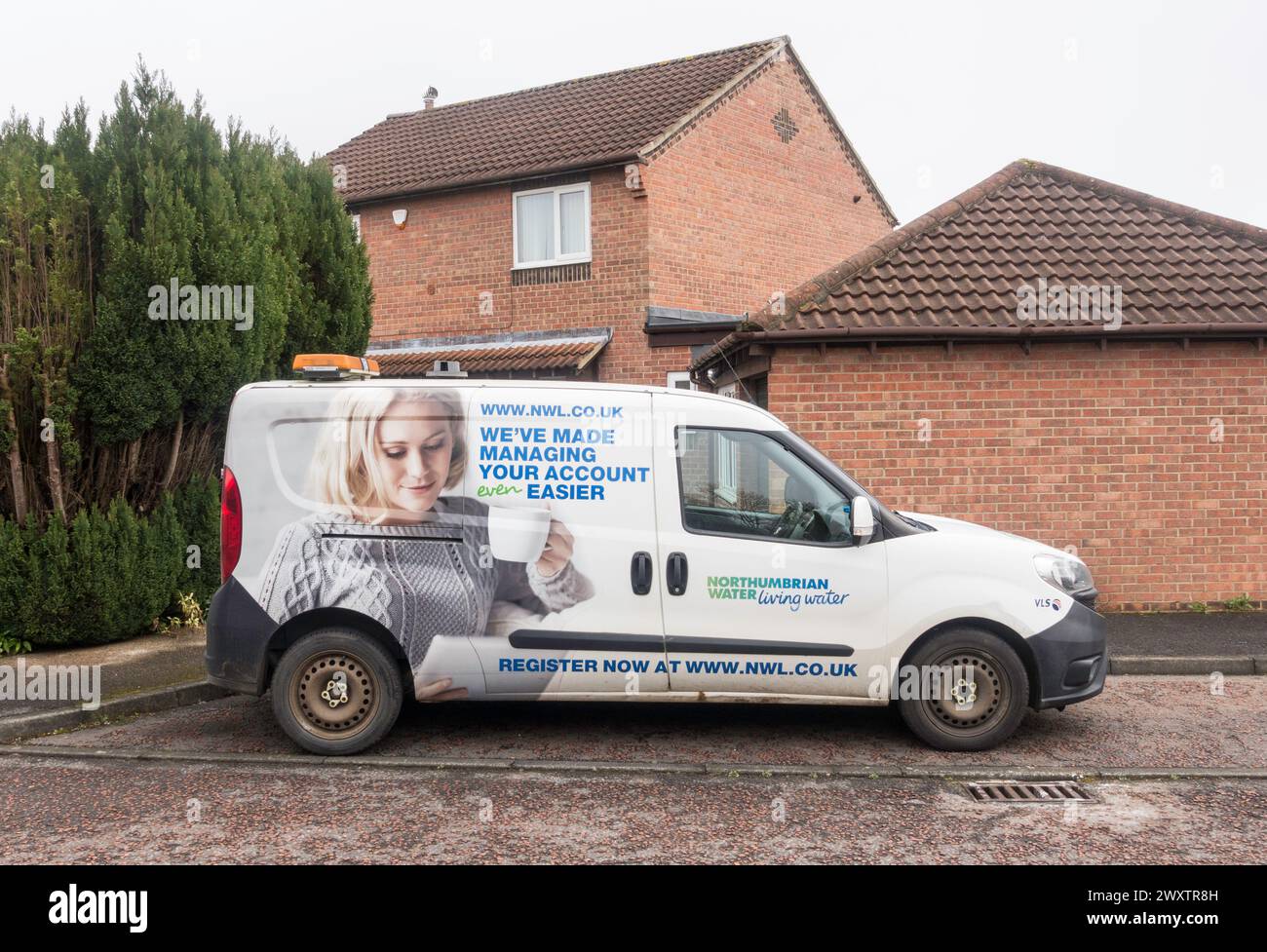 Camionnette Northumbrian garée devant une maison domestique, dans le nord-est de l'Angleterre, Royaume-Uni Banque D'Images