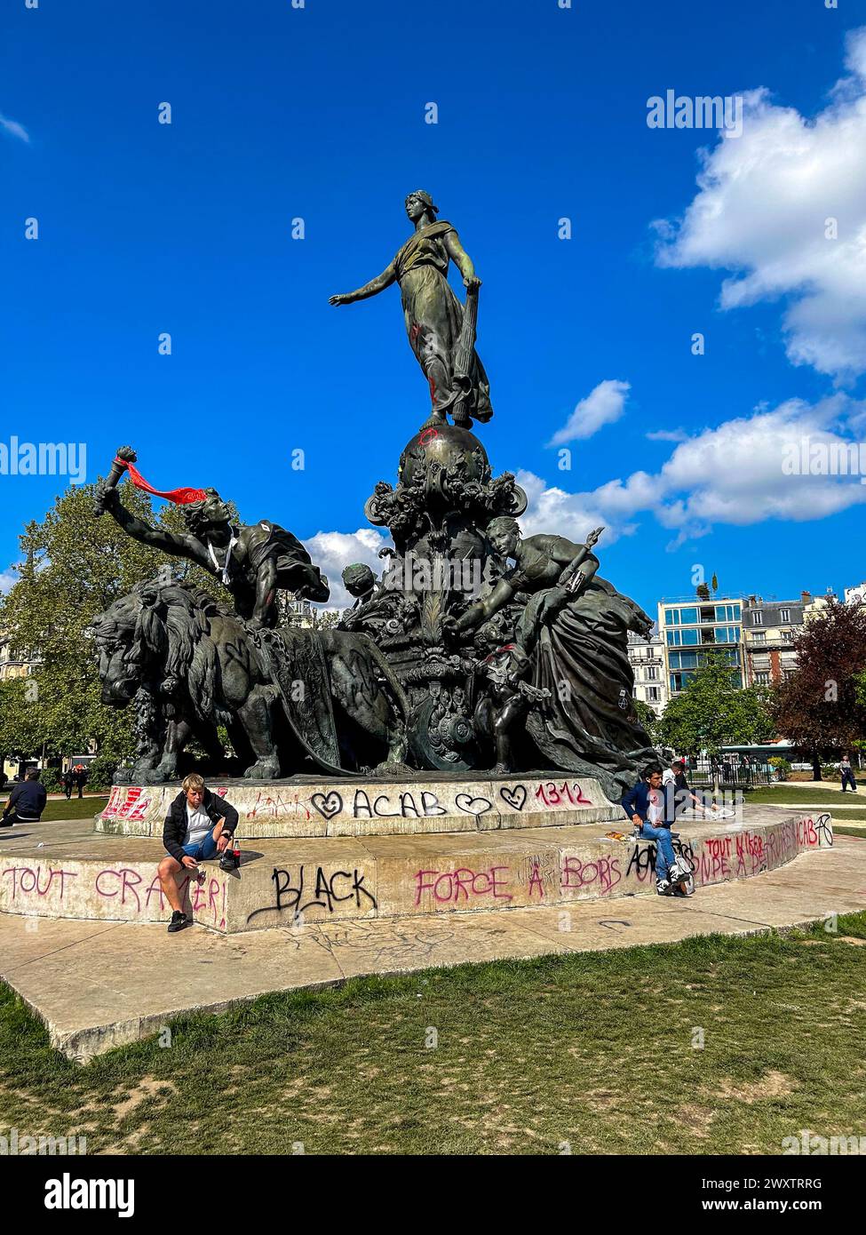 Paris, France, Dégâts dans la ville après les manifestations anti-gouvernementales, anti-Macron, anti-réforme des retraites, chaleur à Paris, la nation paris place Banque D'Images