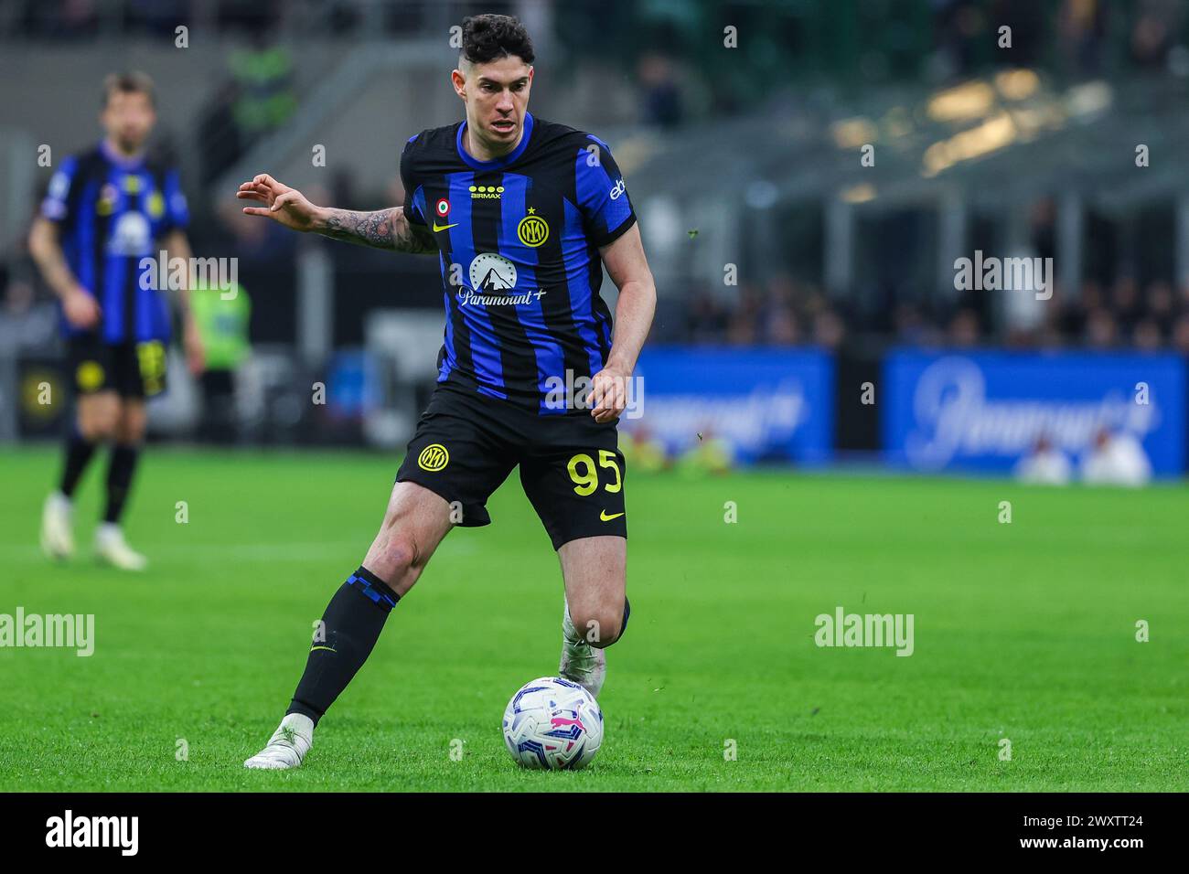 Alessandro Bastoni du FC Internazionale vu en action lors du match de football Serie A 2023/24 entre le FC Internazionale et l'Empoli FC au stade Giuseppe Meazza. Score final ; Inter 2:0 Empoli. Banque D'Images