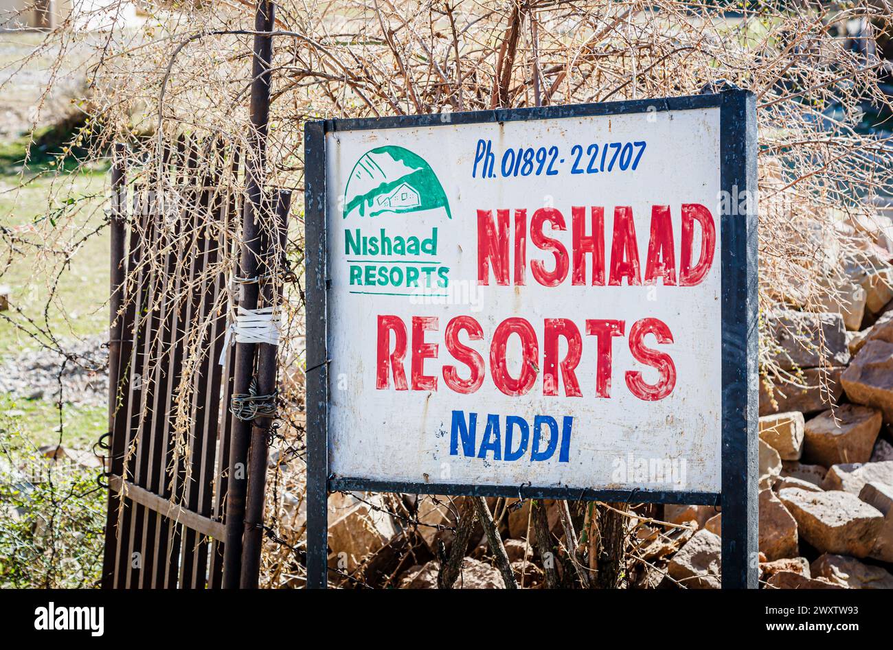 Panneau de nom à l'entrée de Nishaad Resorts, un hôtel dans le village de Naddi, célèbre pour le point de vue de Naddi et les vues sur la chaîne massive de Dhauladhar Banque D'Images