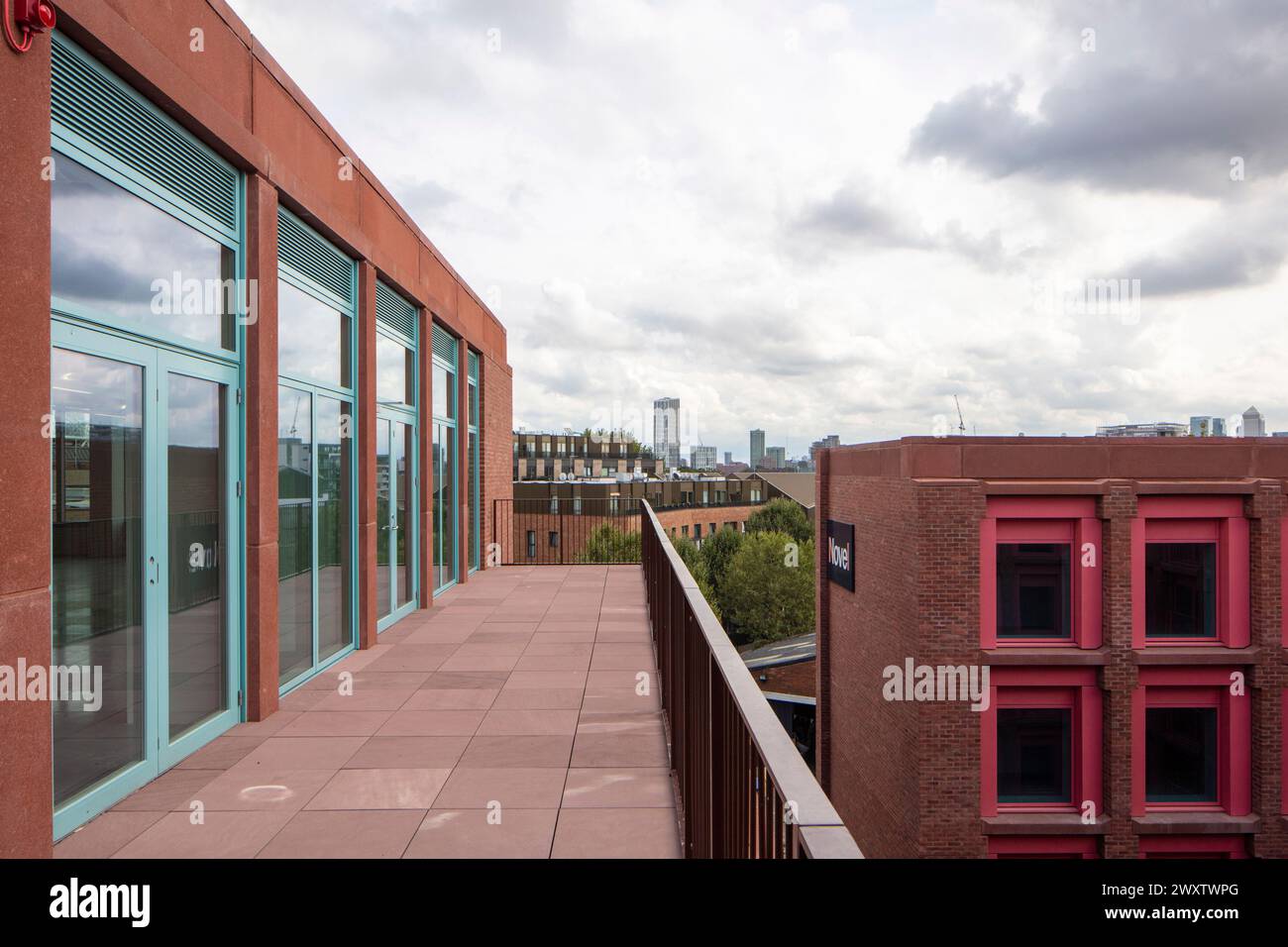Balcon au dernier étage d'un immeuble de bureaux. Wick Park, Londres, Royaume-Uni. Architecte : Ayre Chamberlain Gaunt , 2023. Banque D'Images