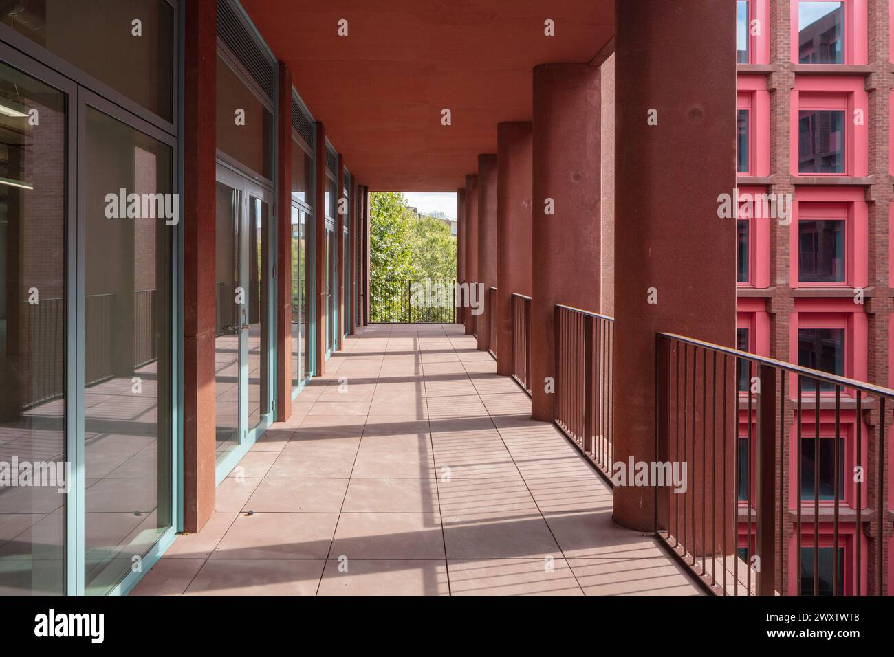 Bloc de bureaux balcon avec colonnades. Wick Park, Londres, Royaume-Uni. Architecte : Ayre Chamberlain Gaunt , 2023. Banque D'Images