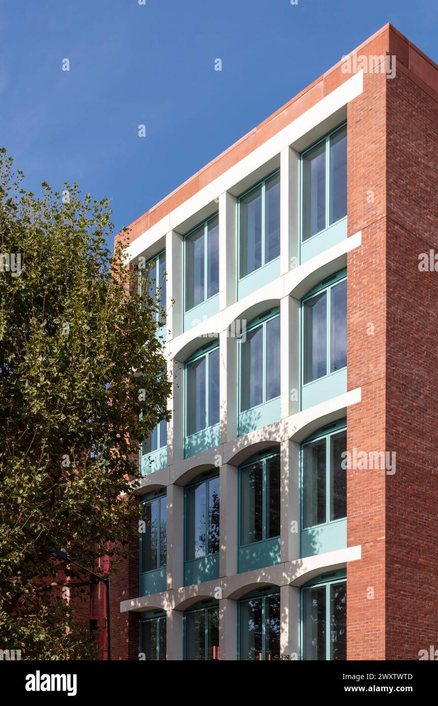 Vue extérieure montrant les détails courbes sur les fenêtres. Wick Park, Londres, Royaume-Uni. Architecte : Ayre Chamberlain Gaunt , 2023. Banque D'Images