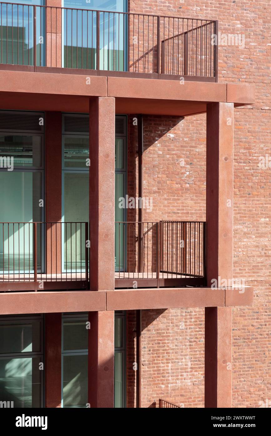 Détail du balcon du bloc de bureaux. Wick Park, Londres, Royaume-Uni. Architecte : Ayre Chamberlain Gaunt , 2023. Banque D'Images