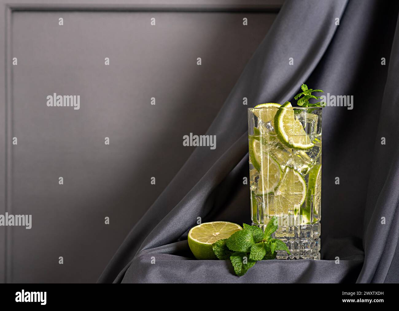 Photographie de boisson vierge de cocktail ; mojito, boisson ; boisson ; tonique; limonade ; citron vert ; menthe, glace ; barre; soda ; fraîcheur Banque D'Images