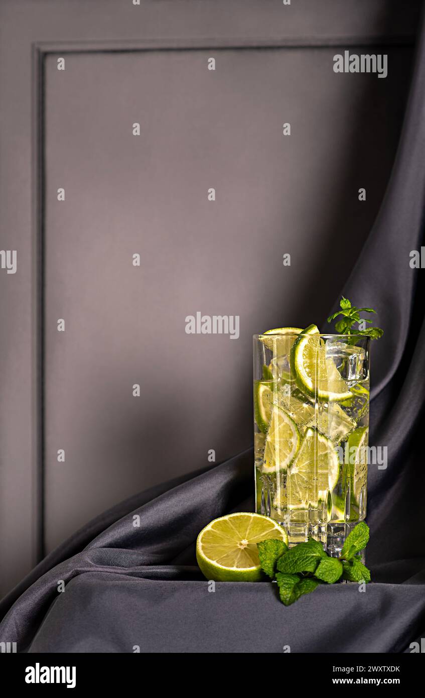 Photographie de boisson vierge de cocktail ; mojito, rhum, boisson ; boisson; tonique ; limonade ; alcool ; citron ; citron ; citron vert; menthe, glace ; liquide ; bar ; soda Banque D'Images