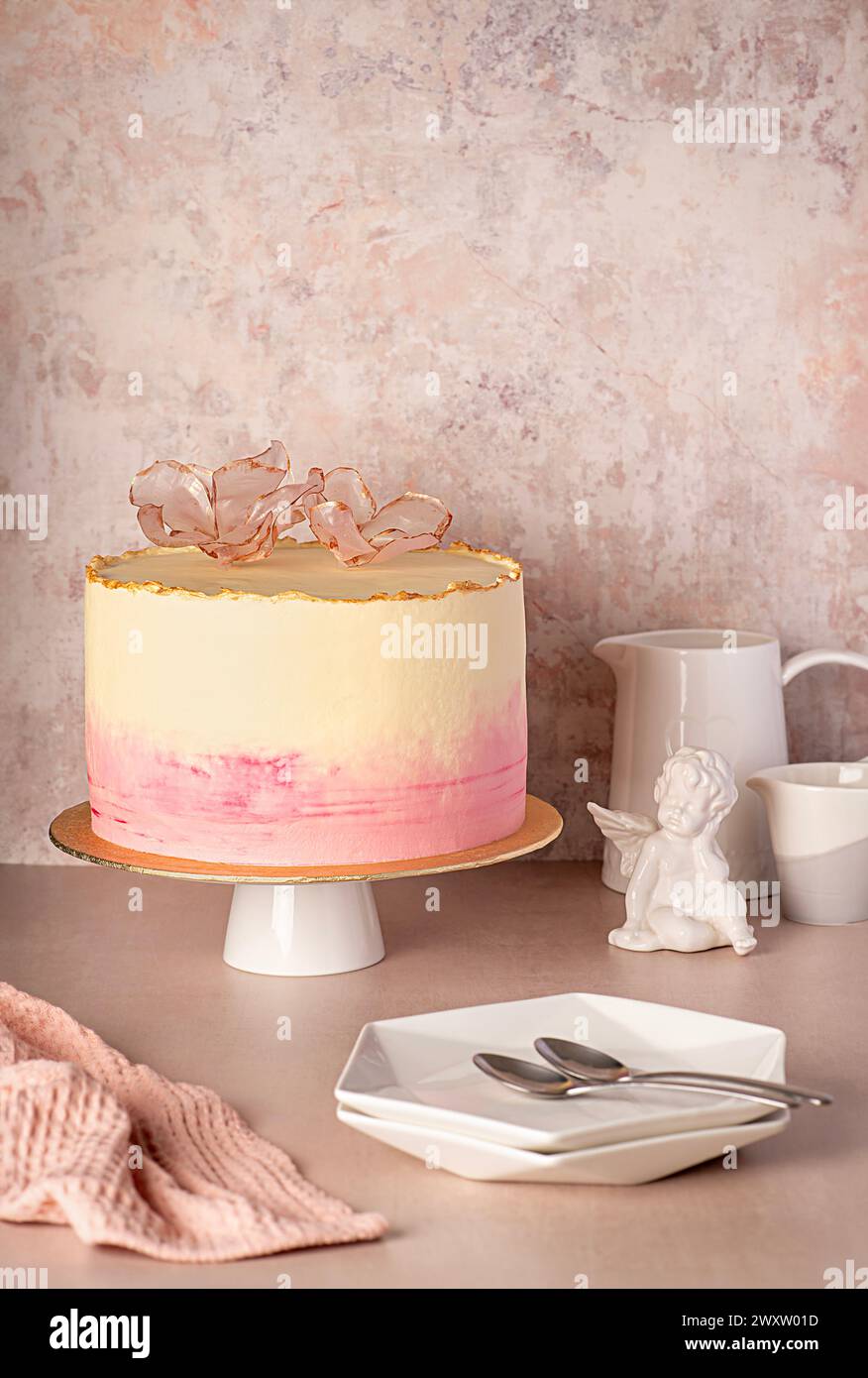 Photographie alimentaire de gâteau d'anniversaire ; décoré ; gâteau ; biscuit ; crème; rose, fleur, délicat, ange, célébration; pâtisserie ; dessert ; sucré ; fête d'anniversaire Banque D'Images