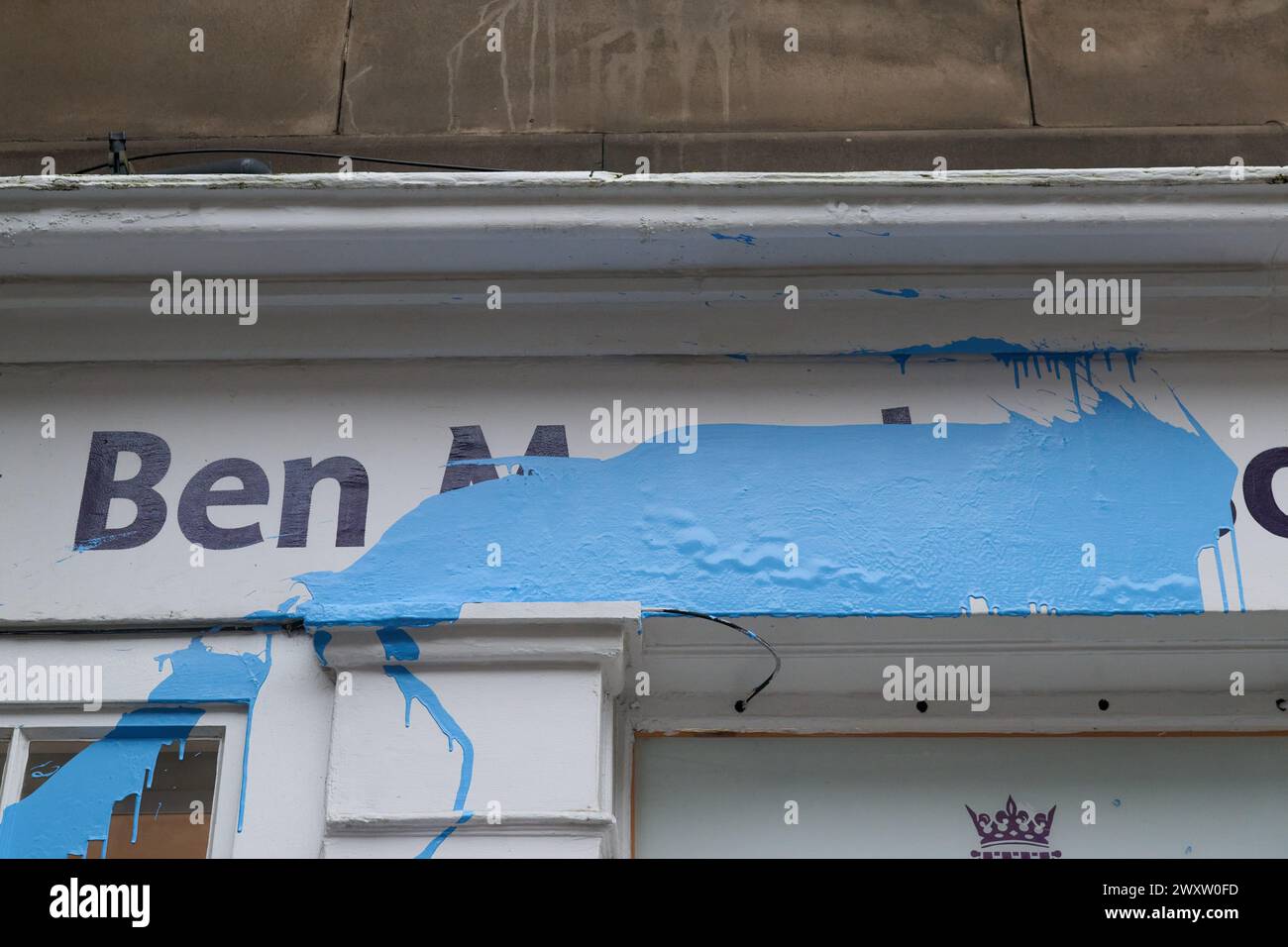 Édimbourg Écosse, Royaume-Uni 02 avril 2024. Le bureau de circonscription du député Ben Macpherson à Leith a été vandalisé avec de la peinture bleue. crédit sst/alamy live news Banque D'Images