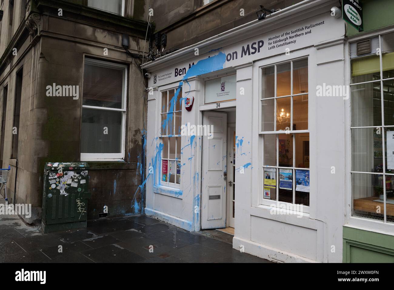 Édimbourg Écosse, Royaume-Uni 02 avril 2024. Le bureau de circonscription du député Ben Macpherson à Leith a été vandalisé avec de la peinture bleue. crédit sst/alamy live news Banque D'Images