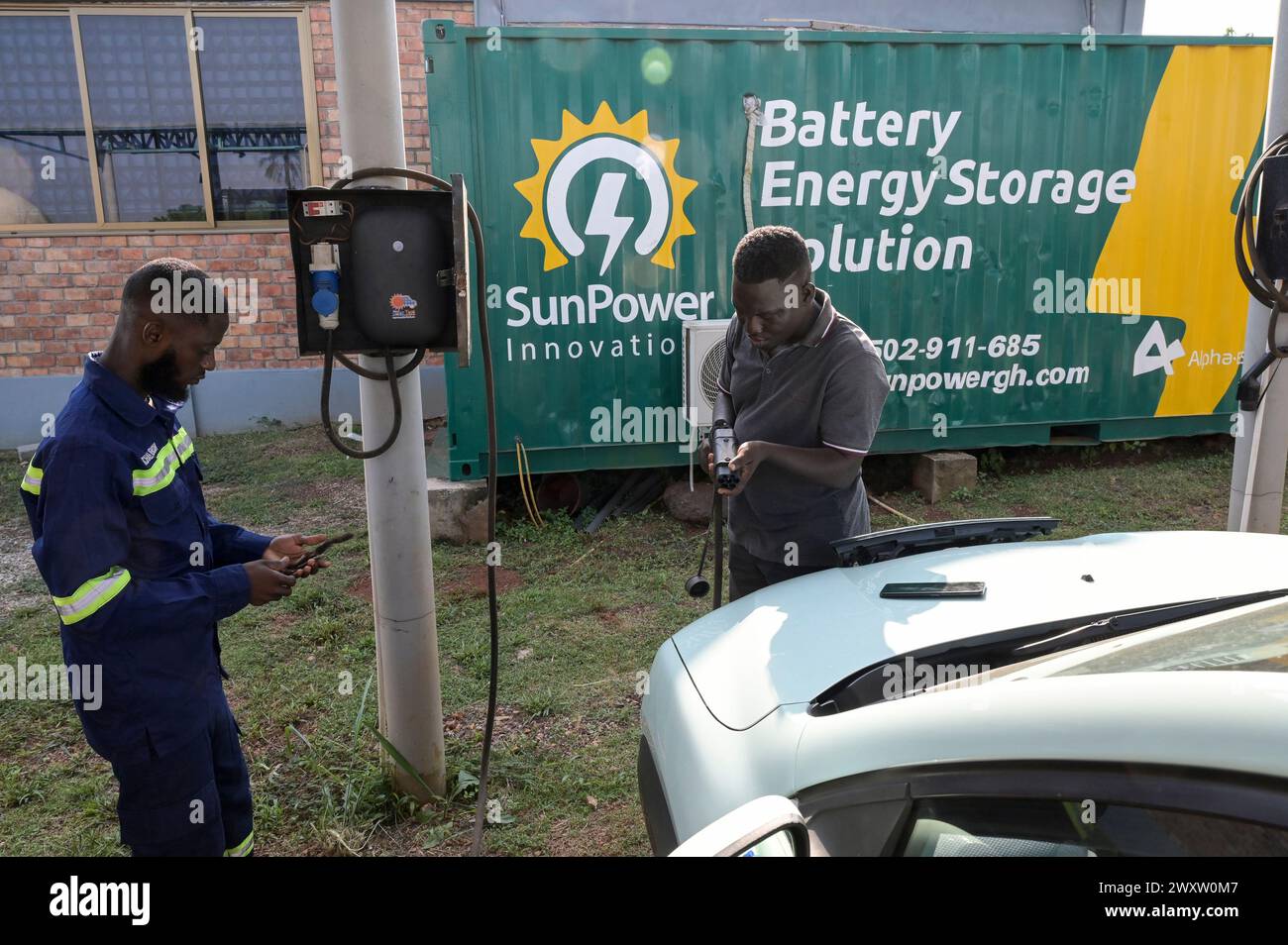 GHANA, région Ashanti, Kumasi, Gyankobaa usine de biogaz avec énergie solaire, station de batterie et station de recharge de voiture électrique, voiture électrique chinoise Dongfeng EX1 / Gyankobaa W2E Biogasanlage mit Solaranlage, Batteriestation und Ladestation für E-Autos, chinesische E-Auto Dongfeng EX 1 Banque D'Images