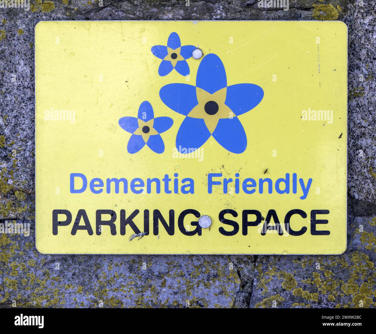 Signez pour Dementia Friendly parking Space dans le parking public à Plymouth, Devon, Angleterre, Royaume-Uni Banque D'Images