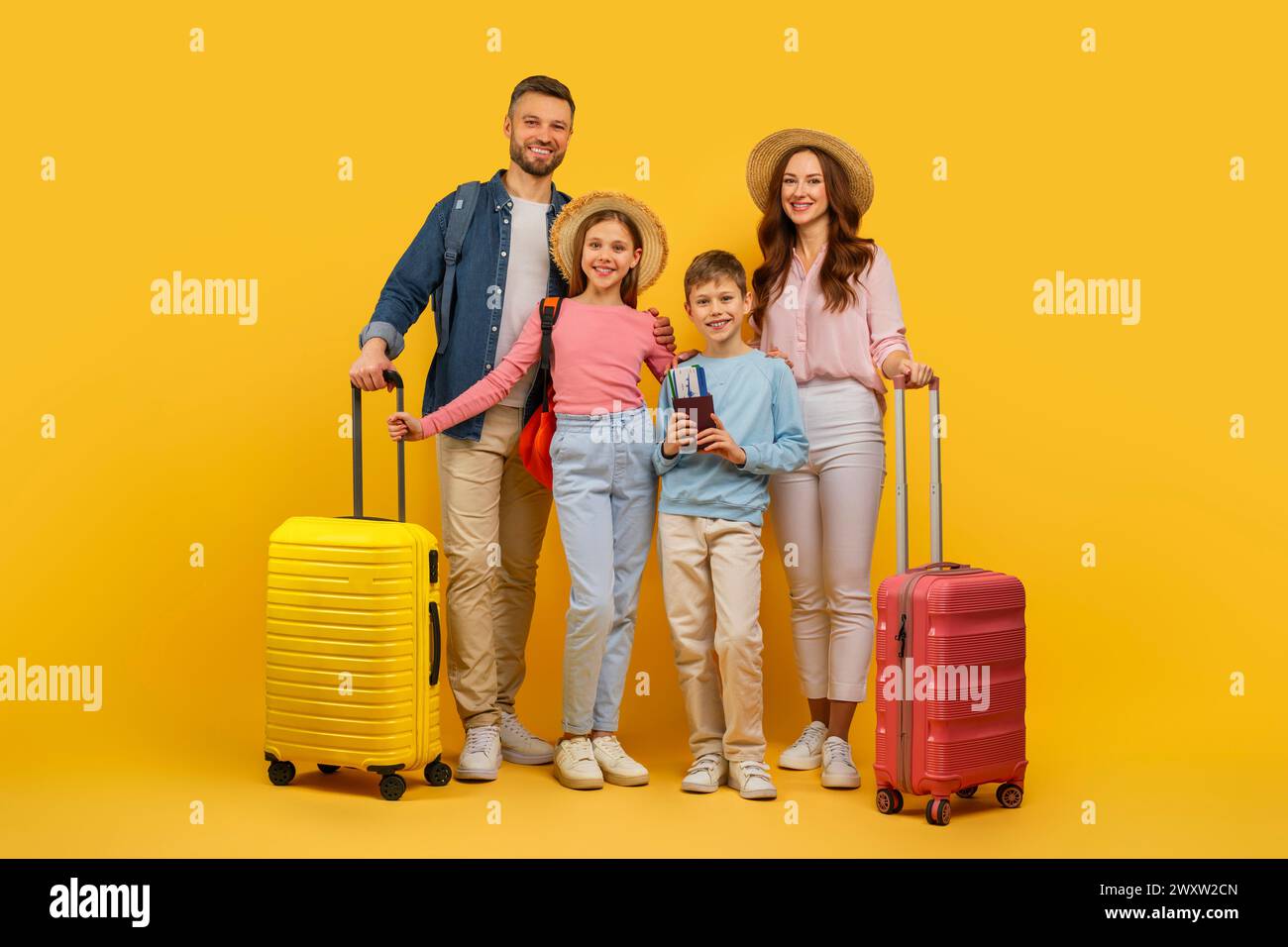 Famille prête pour le voyage avec bagages et passeports Banque D'Images