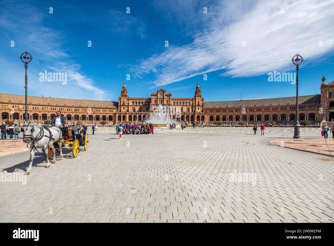 Vue partielle du centre Plaza de España avec touristes, fontaine et calèche. Banque D'Images