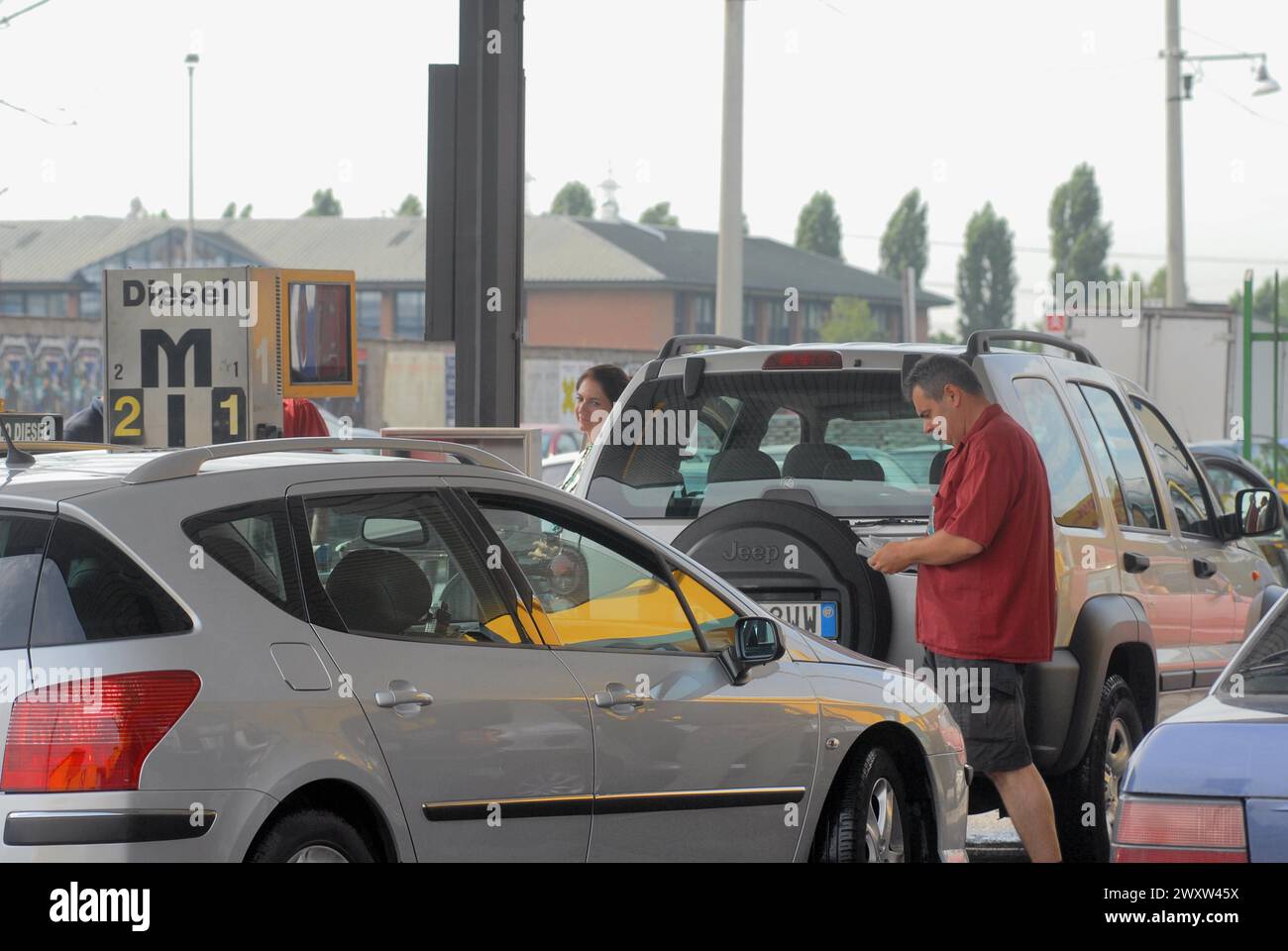 - Station-service indépendante à la périphérie sud de Milan (Italie), grâce au recours au marché libre peut facturer des prix inférieurs à ceux des grandes chaînes de distribution - distributore indipendente di carburanti alla periferia sud di Milano, grazie al ricorso al mercato libero pratica prezzi inferiori a quelli delle grandi catene di distribuzione Banque D'Images