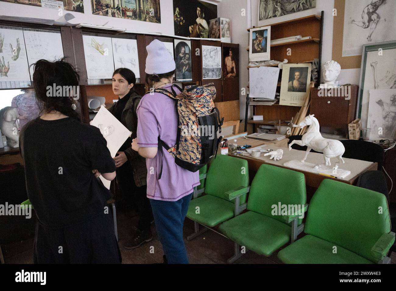 Kiev, Ukraine. 30 mars 2024. Des étudiants parlant dans la classe de l'Académie d'État des arts décoratifs appliqués et du design de Kiev après qu'il a été endommagé dans une frappe de missile à Kiev. Un bâtiment éducatif abritant l'Académie nationale des arts décoratifs appliqués et du design a été endommagé à la suite d'une attaque à la roquette russe le 25 mars 2024. (Crédit image : © Oleksii Chumachenko/SOPA images via ZUMA Press Wire) USAGE ÉDITORIAL SEULEMENT! Non destiné à UN USAGE commercial ! Banque D'Images