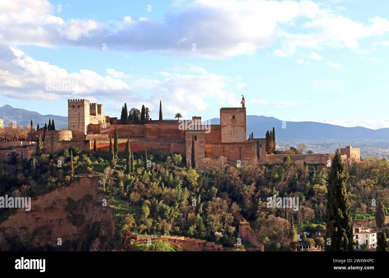 Un grand plan du palais de l'Alhambra et du fort en fin d'après-midi lumière du soleil vu de l'autre côté de la vallée sur la place St NIcolàs. Grenade, Andalousie, Espagne Banque D'Images