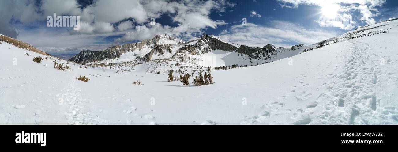 Pacific Crest Trail. Une chaîne de montagnes enneigée avec un ciel bleu clair Banque D'Images