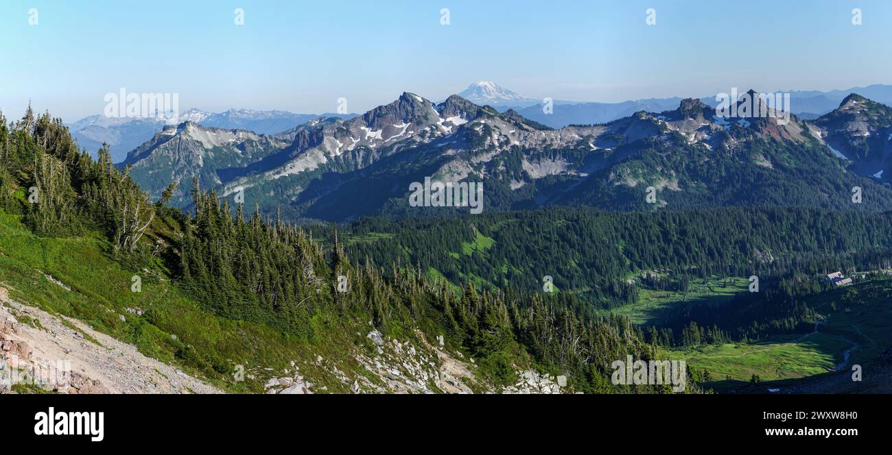 Pacific Crest Trail. Une chaîne de montagnes avec un ciel bleu clair en arrière-plan. Les montagnes sont couvertes de neige et les arbres sont verts Banque D'Images