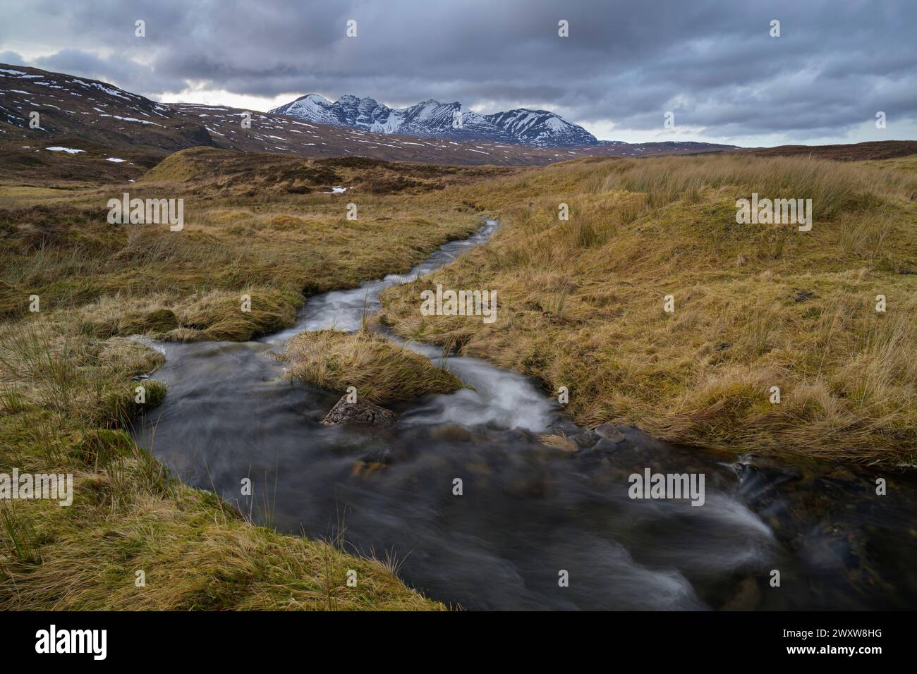 Dundonnell River et an Teallach un après-midi d'hiver, Wester Ross, Écosse Banque D'Images