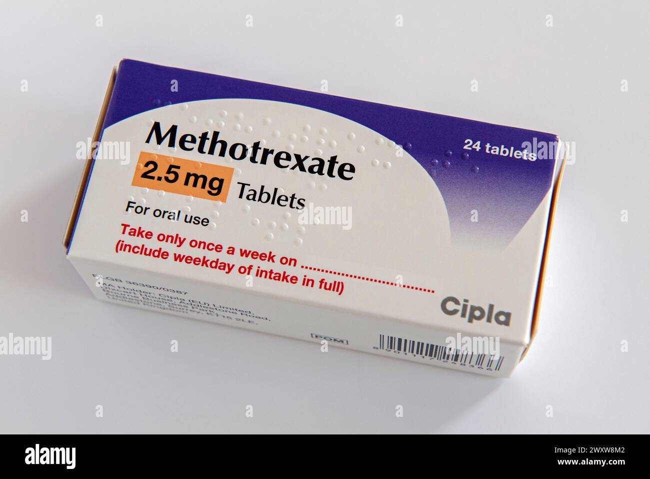Paquet de comprimés de méthotrexate 2.5mg sur fond blanc Banque D'Images