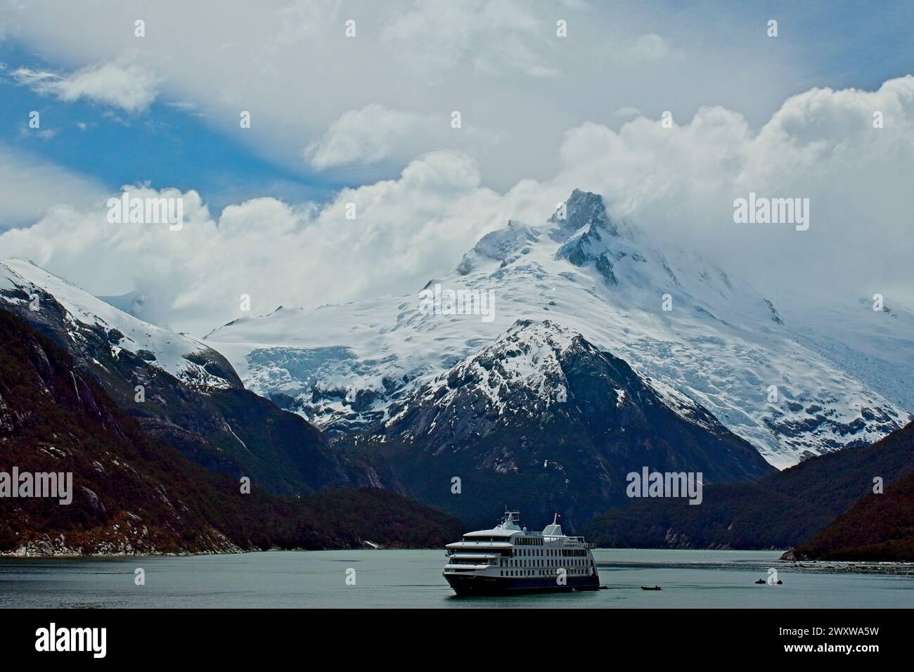 Le navire d'exploration Australis a amarré dans la baie de Pia avec des bateaux gonflables rigides pour transférer les passagers vers et depuis le glacier de Pia. Banque D'Images