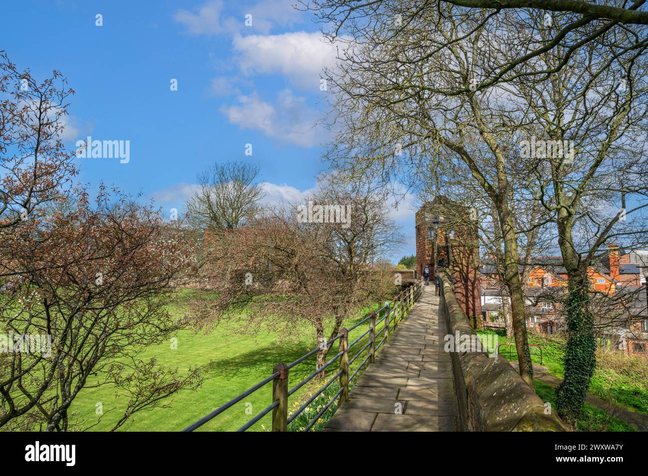 Promenez-vous le long des remparts de la ville de Chester près des jardins de la Tour King Charles, Chester, Cheshire, Angleterre, Royaume-Uni Banque D'Images