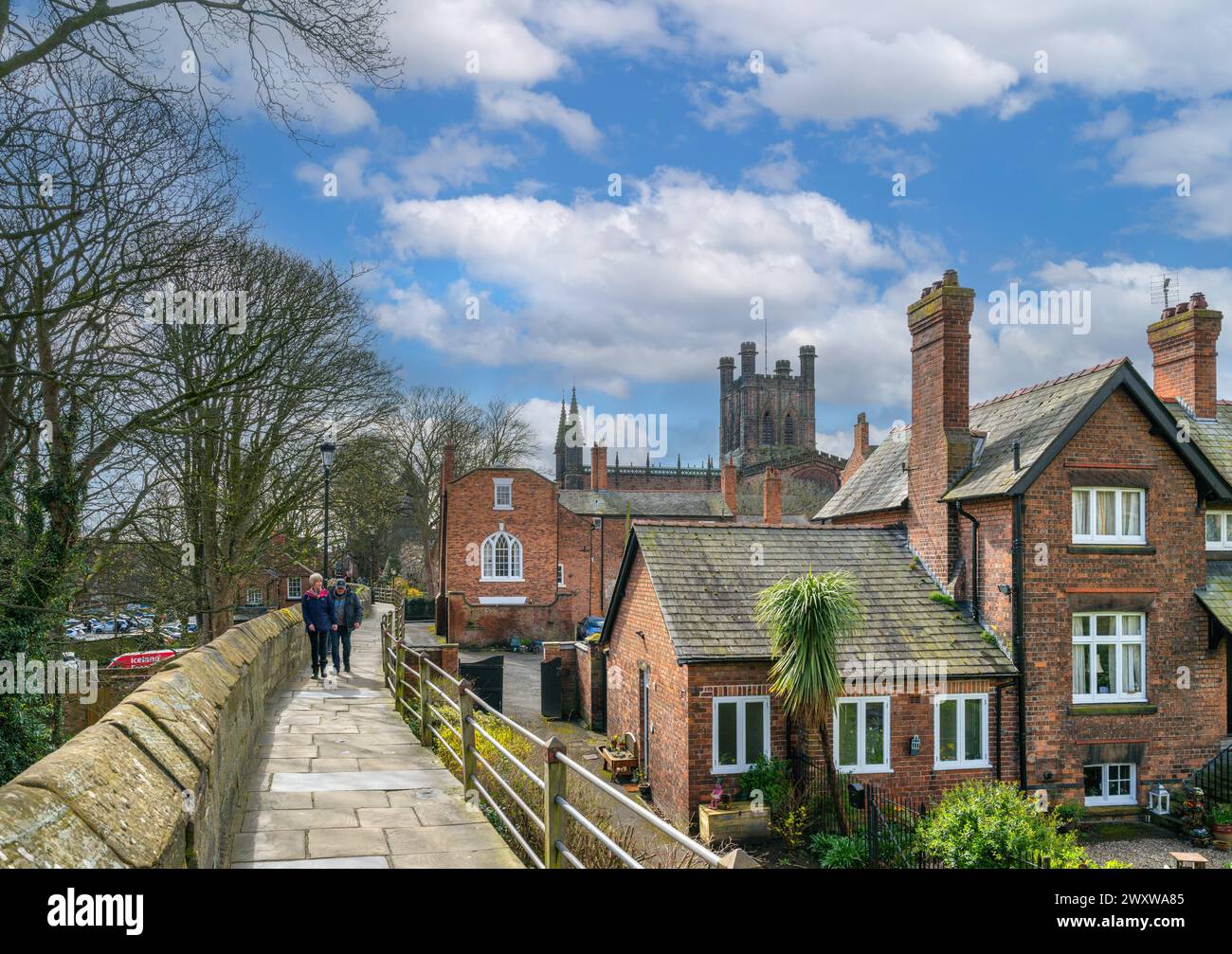 Promenez-vous le long des remparts de la ville de Chester près des jardins de la Tour King Charles, en regardant vers la cathédrale, Chester, Cheshire, Angleterre, Royaume-Uni Banque D'Images