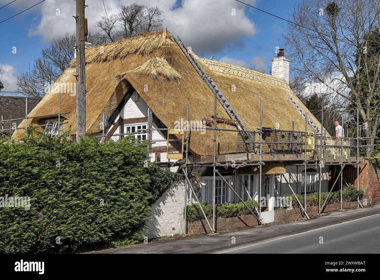 Chaume cottage Royaume-Uni. Récemment toit de chaume sur un chalet en Angleterre Banque D'Images