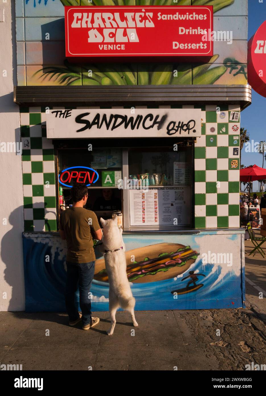 Homme et son chien dans un snack-bar. Venice Beach, Venice, Los Angeles, Californie, États-Unis d'Amérique Banque D'Images
