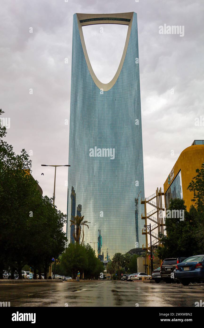 Riyad, Arabie Saoudite - 1er avril 2024, Kingdom Tower Al Mamlaka business , King Fahd Road Banque D'Images