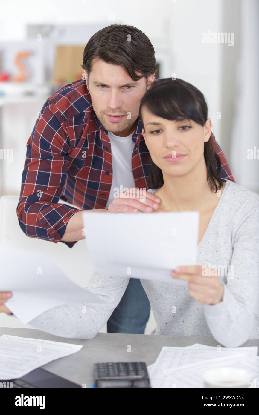 couple comptant les finances pour les vacances Banque D'Images