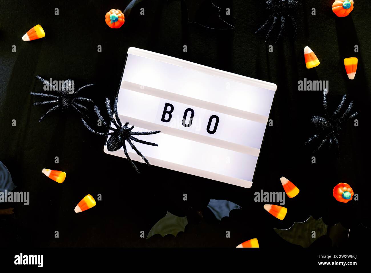 Décor traditionnel d'Halloween et bonbons sur fond noir avec le mot Boo sur la visionneuse Banque D'Images