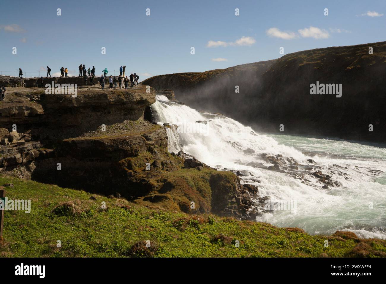 Les gens regardent Gullfoss, la cascade dorée, dans le canyon de la rivière Hvítá dans le sud-ouest de l'Islande Banque D'Images