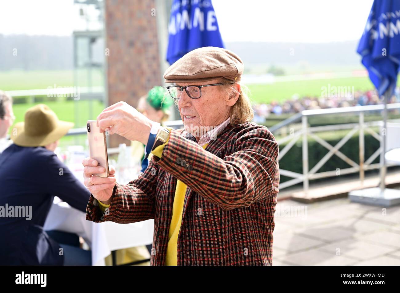 Claus Theo Gärtner BEI der Großen Saisoneröffnung - Pferderennen auf der Rennbahn Hoppegarten. Berlin, 31.03.2024 Banque D'Images