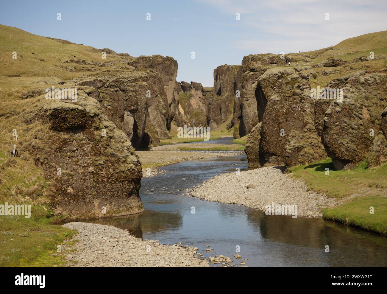 Vue sur le canyon de Fjaðrárgljúfur et la rivière Fjaðrár en Islande Banque D'Images