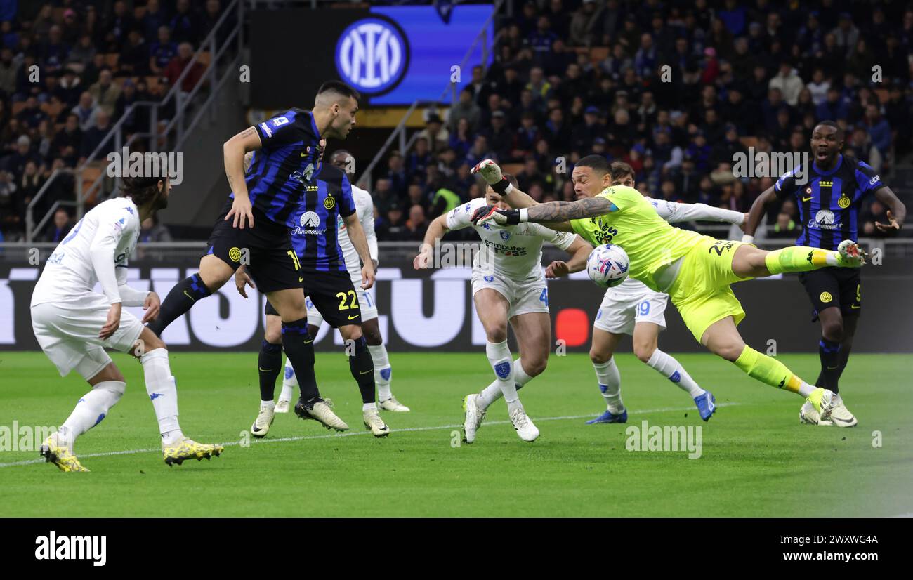 Milan, Italie. 1er avril 2024. Elia Caprile de l'Empoli FC sauve une tête de Lautaro Martinez du FC Internazionale lors du match de Serie A à Giuseppe Meazza, Milan. Le crédit photo devrait se lire : Jonathan Moscrop/Sportimage crédit : Sportimage Ltd/Alamy Live News Banque D'Images