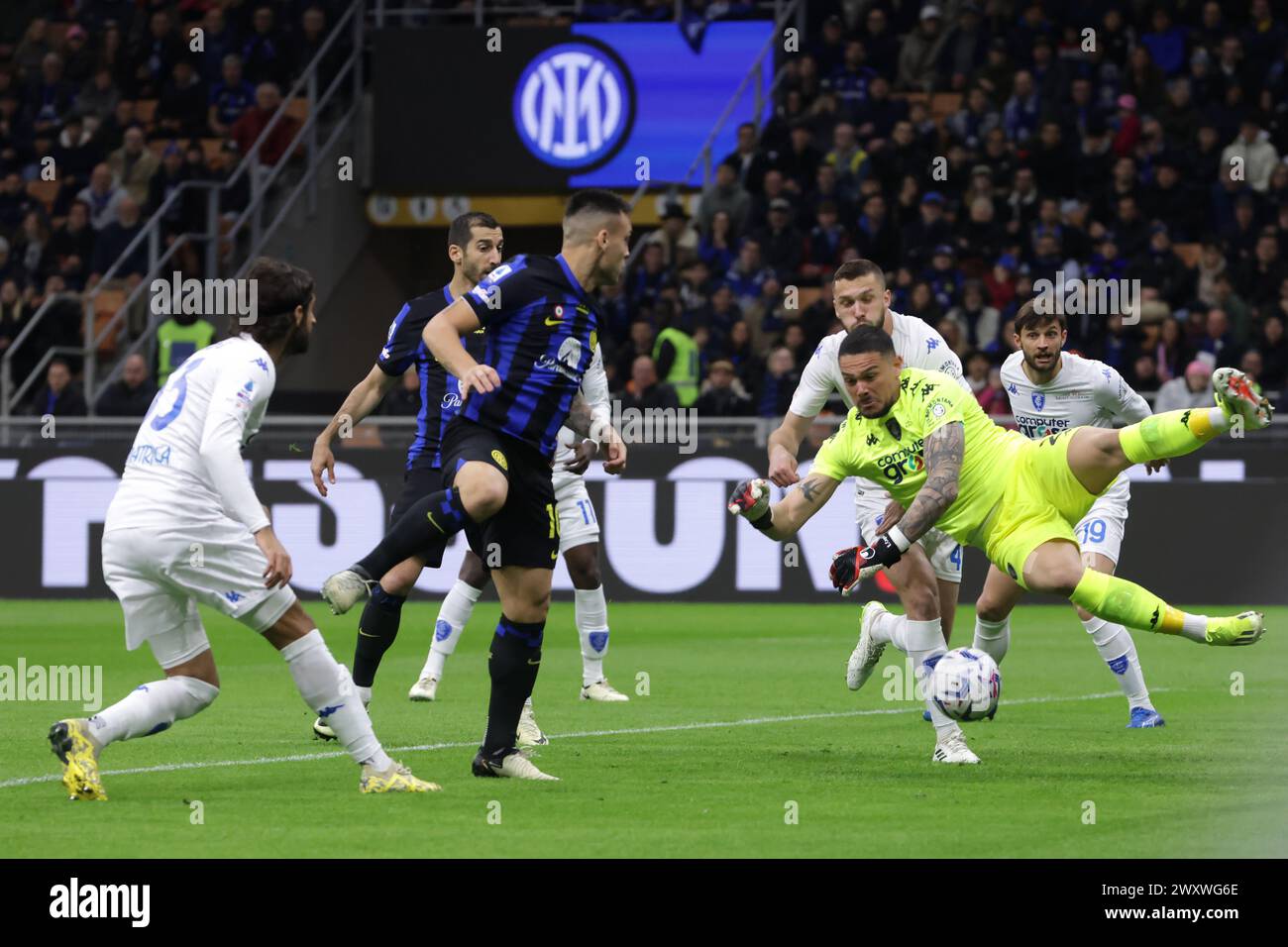 Milan, Italie. 1er avril 2024. Elia Caprile de l'Empoli FC sauve une tête de Lautaro Martinez du FC Internazionale lors du match de Serie A à Giuseppe Meazza, Milan. Le crédit photo devrait se lire : Jonathan Moscrop/Sportimage crédit : Sportimage Ltd/Alamy Live News Banque D'Images