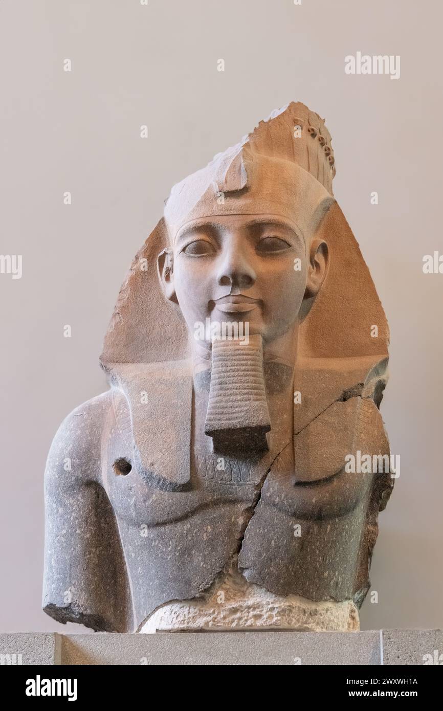 Londres, Royaume-Uni, The British Museum ; 02 avril 2024 - Statue de Ramsès II, le « jeune Memnon ». Du Ramesseum, Thèbes, Egypte, 19e dynastie. Banque D'Images