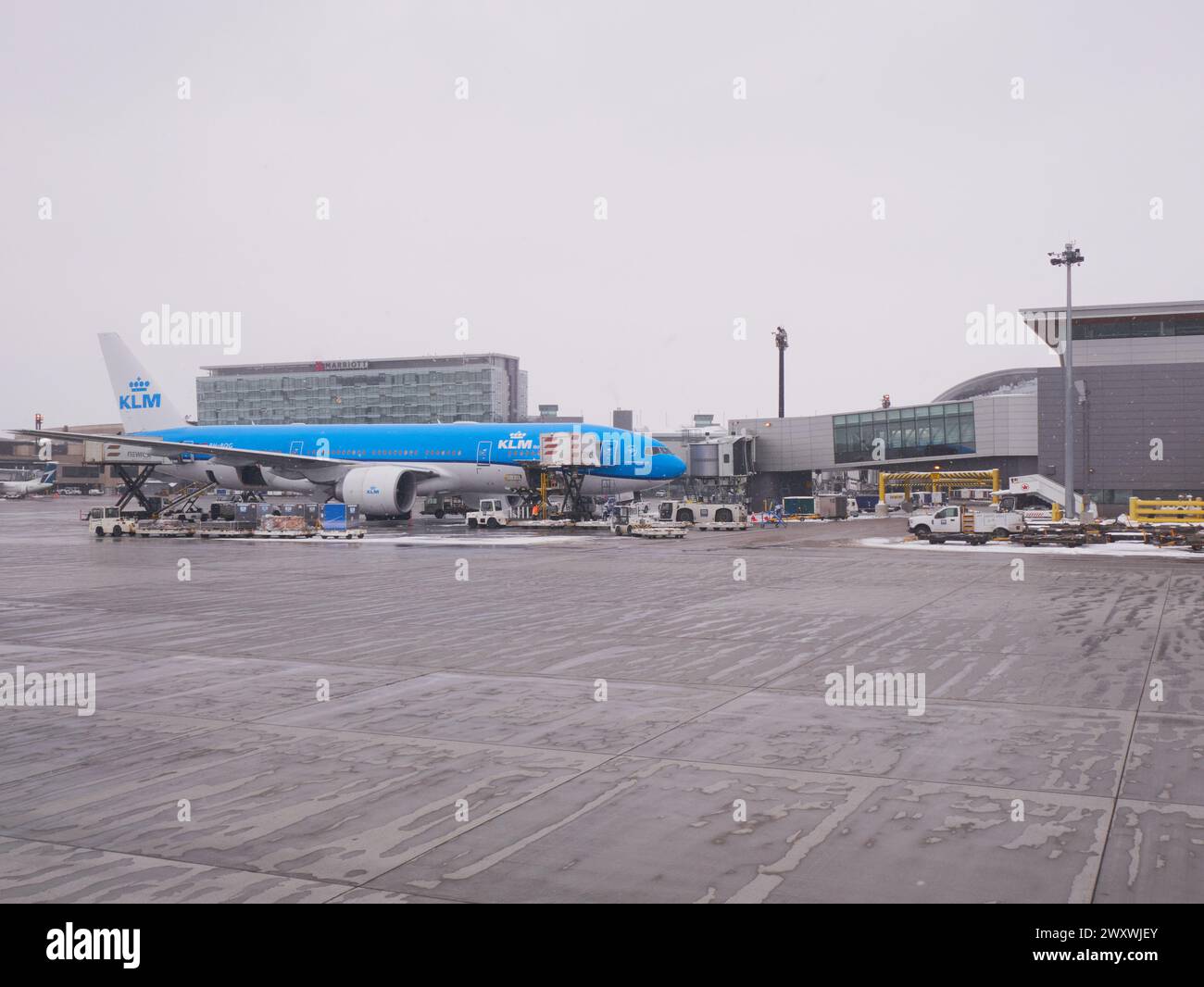 Maintenance et chargement des avions passagers de KLM Royal Dutch Airlines, Aéroport international de Calgary, YYC, Alberta, Canada. Banque D'Images