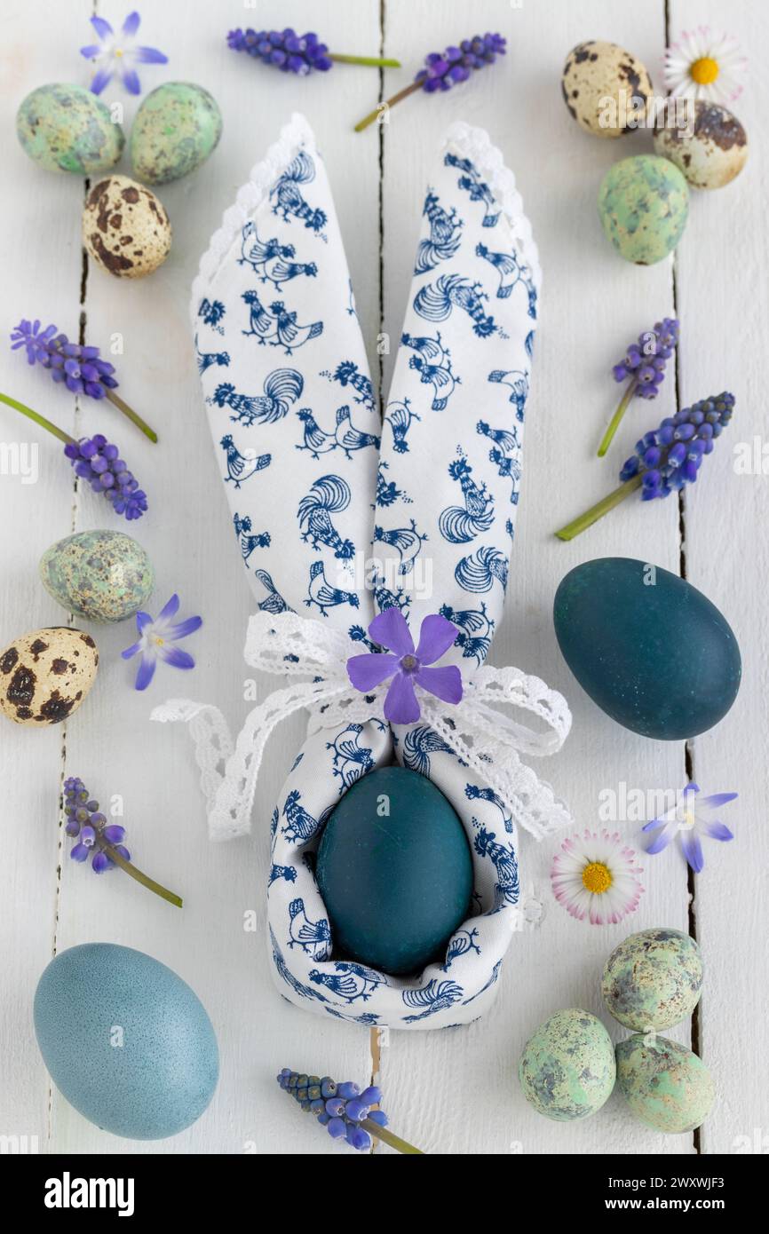 décoration de pâques avec oeufs bleus et fleurs printanières Banque D'Images