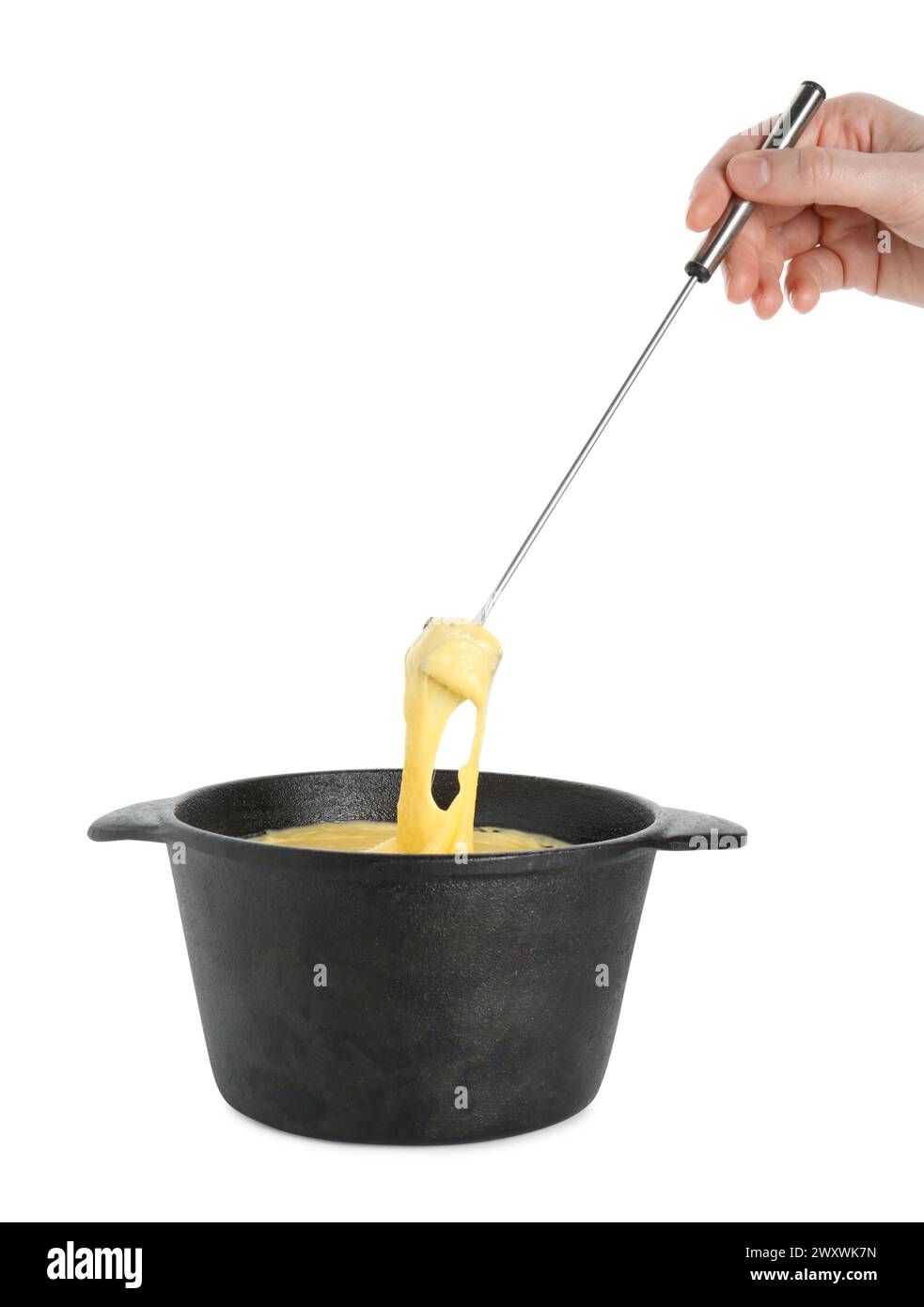 Femme trempant un morceau de pain dans un pot à fondue avec du fromage fondu savoureux sur fond blanc, gros plan Banque D'Images