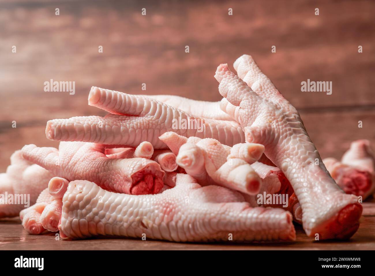 pile de pieds de poulet propres sur un fond en bois et espace de copie Banque D'Images