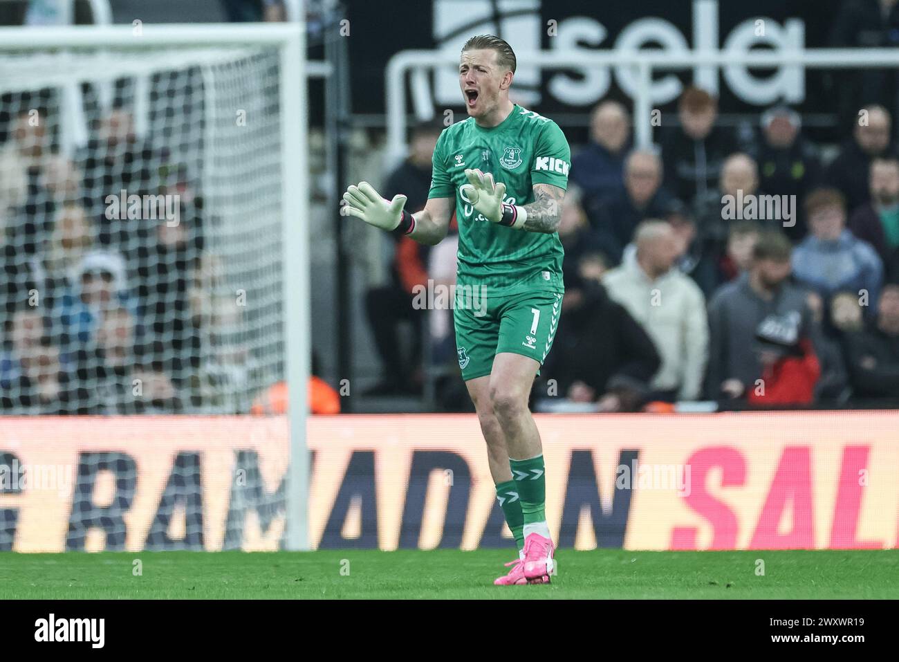 Newcastle, Royaume-Uni. 02 avril 2024. Jordan Pickford d'Everton réagit lors du match de premier League Newcastle United vs Everton à l'occasion James's Park, Newcastle, Royaume-Uni, 2 avril 2024 (photo Mark Cosgrove/News images) à Newcastle, Royaume-Uni le 4/2/2024. (Photo de Mark Cosgrove/News images/SIPA USA) crédit : SIPA USA/Alamy Live News Banque D'Images