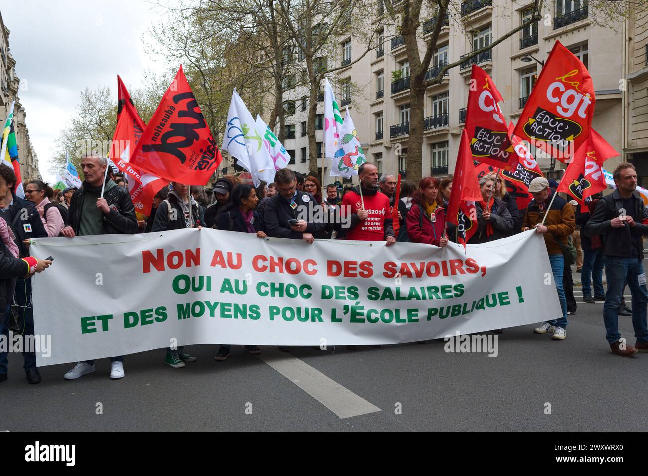 Les enseignants sont redescendus dans la rue à Paris, pour demander des moyens pour l'école publique en particulier pour les établissements du 93 Banque D'Images