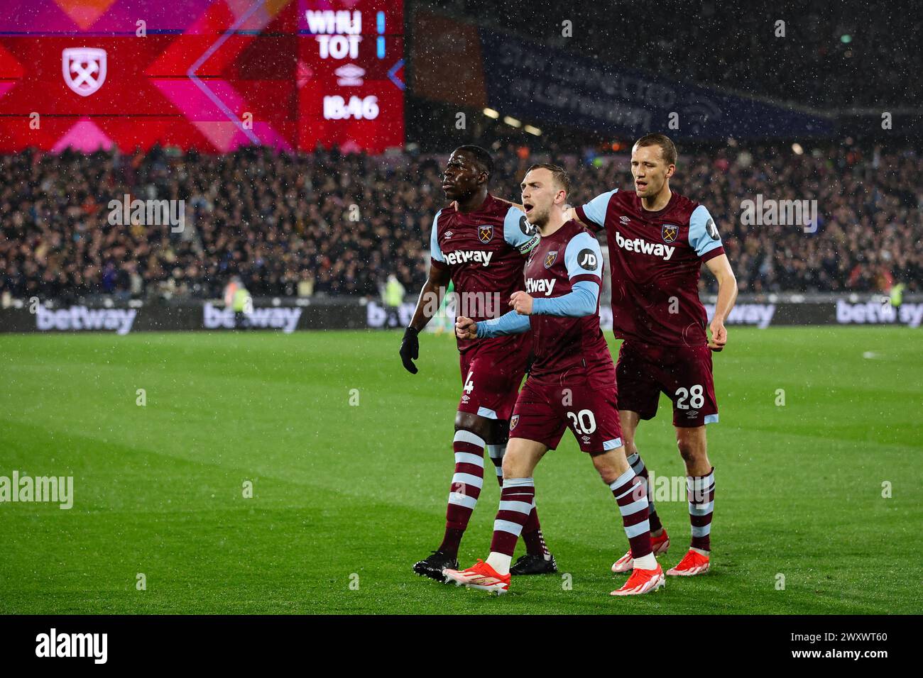 LONDRES, Royaume-Uni - 2 avril 2024 : Kurt Zouma de West Ham United célèbre avec ses coéquipiers après avoir marqué le but égalisateur de son équipe pour faire le score de 1-1 lors du match de premier League entre West Ham United et Tottenham Hotspur FC au London Stadium (crédit : Craig Mercer/ Alamy Live News) Banque D'Images