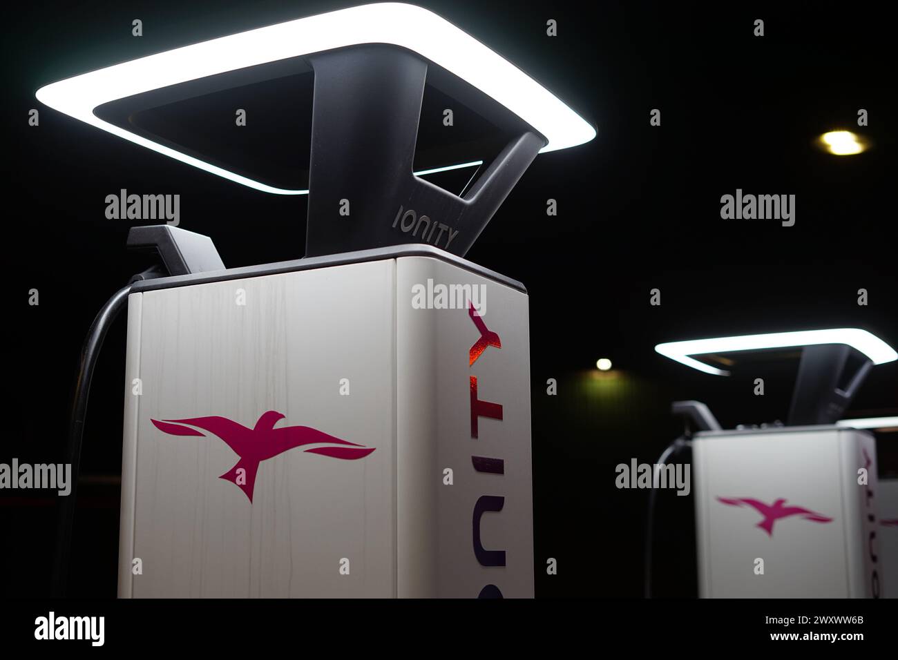 Chargeur IONITY la nuit Banque D'Images