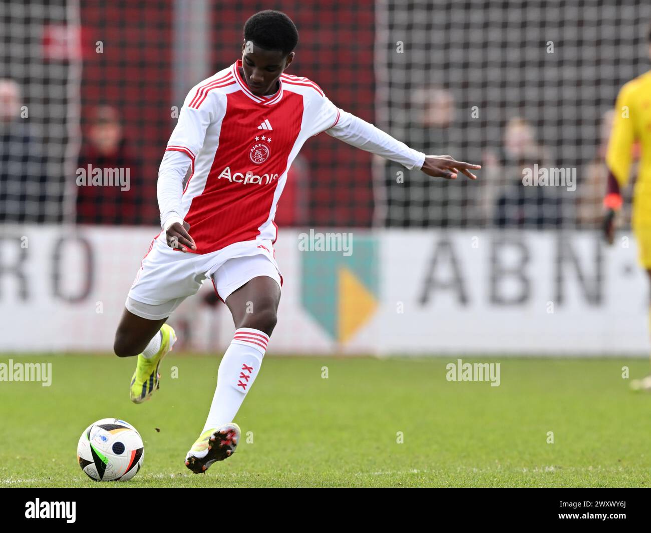 AMSTERDAM - Jinairo Johnson de l'Ajax U17 lors du match Ajax future Cup 2024 entre l'Ajax O17 et le FK Partizan O17 au complexe sportif de Toekomst le 1er avril 2024 à Amsterdam, pays-Bas. ANP | Hollandse Hoogte | GERRIT VAN COLOGNE Banque D'Images